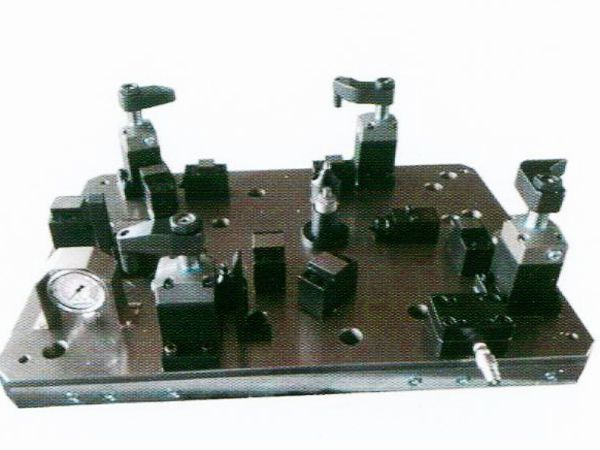 齒(chi)輪室(shi)罩(zhao)蓋(gai)液(ye)壓裌(jia)具